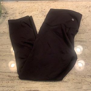 Black Lululemon Crop Wunder Under Leggings